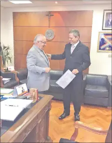  ??  ?? Messer con el ministro de la Corte Suprema de Justicia Miguel Óscar Bajac. El año pasado se naturalizó.