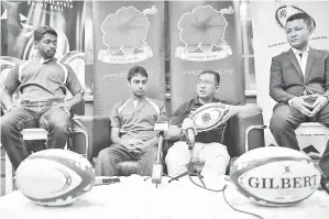  ?? -Gambar Bernama ?? SHAHRUL (dua, kanan) ketika sidang media pada Majlis Penyerahan Bola Ragbi Gilbert kepada KRM di pejabat KRM pada Rabu.