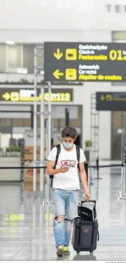  ?? JAVIER ALBIÑANA ?? Un hombre acarrea el equipaje en el aeropuerto de Málaga.