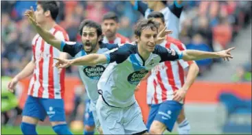  ??  ?? ALEGRÍA. Mosquera, autor del gol, y Arribas celebran el tanto que dio los tres puntos al Deportivo.