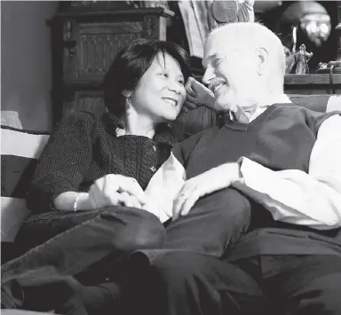  ?? Aaron Lynett / National Postfiles ?? Political power couple Jack Layton and Olivia Chow cozy up to each other in their Toronto
home in 2011. Chow writes in her book that Layton often penned her romantic letters.