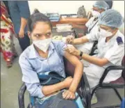  ?? HT PHOTO ?? A beneficiar­y gets vaccinated against Covid-19 at NMMC Hospital in Vashi, Navi Mumbai.