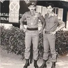  ?? ?? Lance corporal
emin madi (right) with his former platoon commander Captain Syed marzuki Syed Harun in Wallace
bay, tawau.