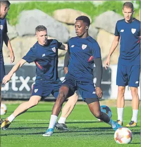  ?? FOTO: J. ECHEVERRÍA ?? Muniain y Williams, durante la sesión preparator­ia de ayer en Lezama