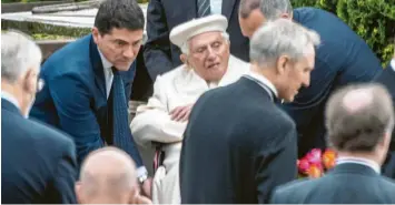  ?? Foto: A. Weigel, dpa ?? Benedikt XVI., bürgerlich Joseph Ratzinger, besuchte am Samstag das Grab seiner Eltern und seiner Schwester.