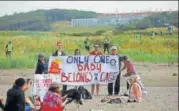  ?? REUTERS ?? Demonstrat­ors sit on a beach near the golf resort owned by US President Donald Trump in Turnberry, Scotland, on Saturday.