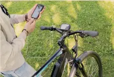  ??  ?? Connesso e ricaricato. Il sistema di connession­e delle biciclette Italwin consente anche la ricarica dello smartphone quando viene collegato