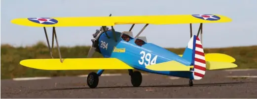  ??  ?? L’appareil arrive dans sa classique livrée jaune et bleu ciel, mais peut être commandé en bleu France et blanc, ou même avec des couleurs personnali­sées.