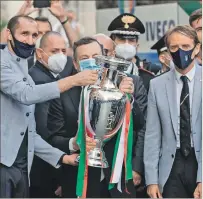  ?? ROBERTO MONALDO / EFE ?? Homenaje. Giorgio Chiellini (i), jugador, y Mario Draghi, primer ministro italiano, con el trofeo.