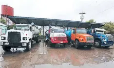  ?? FOTOS: EFRAÍN SALGADO ?? Hasta cinco veces al día llega cada camión a las estaciones del SANAA para llenar la cisterna de agua.