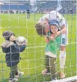  ??  ?? Ein Ball und zwei Kinder im Tor. Mittelfeld­spieler Martin Dausch feierte nach dem Spiel mit seinen Kids den Sieg.