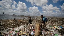  ??  ?? Leben auf und vom Müll: Kinder suchen auf der Deponie von Dandora nach Verwertbar­em