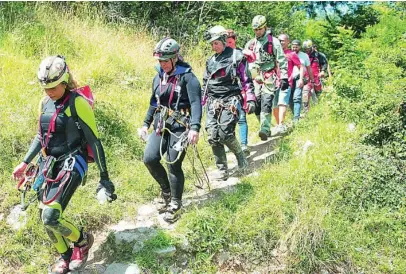  ?? EFE ?? Las tres espeleólog­as Jéssica Salas, Eva Catalá y Montserrat Pérez, salieron por su propio pie