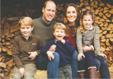  ?? THE DUKE AND DUCHESS OF CAMBRIDGE / KENSINGTON PALACE / MATT PORTEOUS / VIA REUTERS ?? The 2020 Christmas card of Prince William and Catherine, Duchess of Cambridge, with their children
Prince George, Prince Louis and Princess Charlotte at Anmer Hall in Norfolk, Britain.