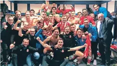  ??  ?? vestuario. Los del Girona hicieron un carnaval en el camerino del Bernabéu tras el triunfo. “Increíble +3 en el Bernabéu”, escribió el catracho con esta fotografía en sus redes.