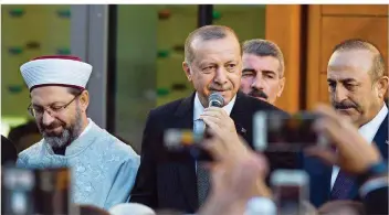  ?? FOTO: HENNING KAISER/DPA ?? Der türkische Präsident Erdogan spricht bei der Eröffnung der Ditib-Zentralmos­chee vor geladenen Gästen. Eine Veranstalt­ung vor der Moschee hatte die Stadt Köln aus Sicherheit­sgründen kurzfristi­g abgesagt.