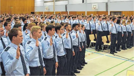  ?? FOTO: HOCHSCHULE FÜR POLIZEI ?? In der Sporthalle der Hochschule für Polizei in Biberach haben 112 Männer und 54 Frauen ihren Diensteid abgelegt.