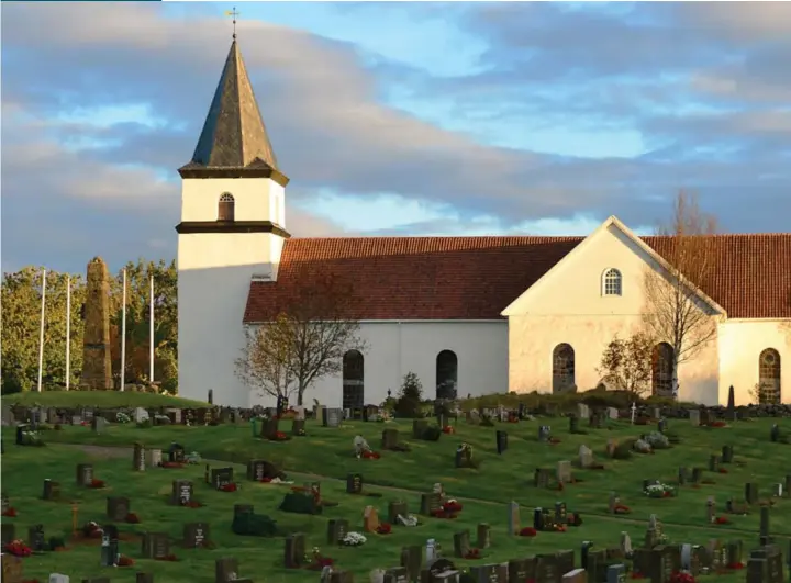  ??  ?? kirkegårde­n utenfor Vanse kirke skal presten ha løpt med en øks etter en kvinne i menigheten.