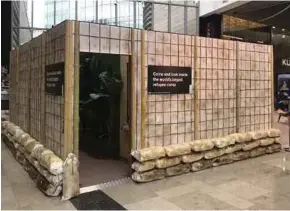  ?? (Foto Thomson Reuters Fondation) ?? Pasukan Palang Merah Britain mewujudkan suasana penempatan pelarian Rohingya, di sebuah gedung beli-belah Westfield, di London.