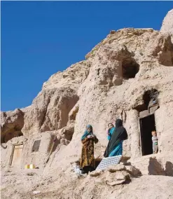  ?? — AP ?? BAMIYAN, Afghanista­n: In this Monday, Nov. 7, 2016 photo, Marzia, 30, in blue, talks to her neighbor near her cave.