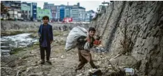  ?? Foto: Oliver Weiken, dpa ?? Anstatt zur Schule gehen zu dürfen, müssen viele Kinder arbeiten, um Geld für ihre Familie dazu zu verdienen. Zum Beispiel diese beiden Jungen aus Kabul in Afghanista­n.