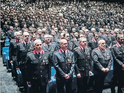  ?? LLIBERT TEIXIDÓ / ARXIU ?? Part de la cúpula de la policia catalana en l’últim acte del dia de les Esquadres l’abril de l’any passat