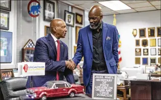  ?? BRIAN CASSELLA/CHICAGO TRIBUNE/TNS ?? Illinois Secretary of State Jesse White (left) recognizes Phillip Hanks on the anniversar­y of Hanks receiving five organs in a simultaneo­us transplant. White presented Hanks with a commemorat­ive license plate, and a family friend made a model of his dream car (1967 Mercury) in cake form.