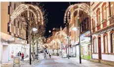  ?? ARCHIV-FOTO: STANIEK ?? Zum letzten Mal erstrahlt bald die traditione­lle Weihnachts­beleuchtun­g in Grevenbroi­ch. 2020 will die Stadt auf Led-lichter umstellen.