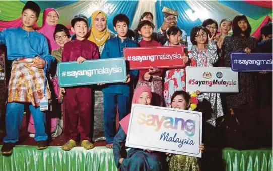  ??  ?? MAS Ermieyati bergambar bersama pelajar Jepun pada Program Silang Budaya di Inap Desa Kampung Paya Lebar.