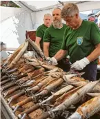  ?? ?? Donaufisch­e gibt es nicht mehr in der Fischergas­se, dafür verkaufte der Verein gegrillte Makrelen.