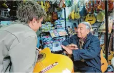  ??  ?? Der Kauf einer „peruanisch­en Gitarre“war eine der ersten Aktivitäte­n nach der An kunft in Lima.