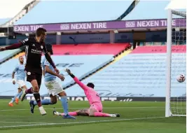  ?? PICTURES: GETTY IMAGES ?? CHEEKY: Jamie Vardy back heels his second goal of a superb hat-trick