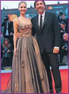  ??  ?? Jennifer Lawrence y Javier Bardem durante la alfombra roja previa a la presentaci­ón de “Mother!”, en Venecia