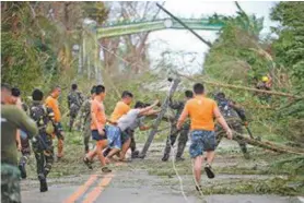  ?? AFP ?? Soldados removem postes e árvores de estrada nas Filipinas