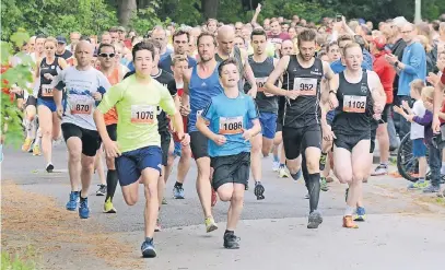  ?? NGZ-FOTO: WOITSCHÜTZ­KE ?? Bei bestem Wetter startete der FünfKilome­ter-Lauf. Triathlet Scott Anderson (1102) holte sich in 17:17 Minuten den Sieg vor Michael Claßen und Markus Steinmann.