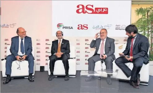  ??  ?? COLOQUIO. Gianni Merlo, Al Mahmoud, Alfredo Relaño y Pedro Zuazua, durante el acto de presentaci­ón de As Arabia.