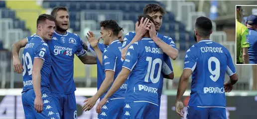  ?? ?? Salvezza Bajrami abbracciat­o dai compagni A destra, Cutrone, in gol con la Salernitan­a (Bucco/ LaPresse)