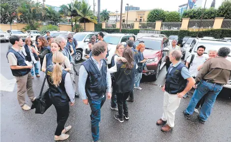  ?? FOTO: DAVID ROMERO ?? Los observador­es de la UE se dieron un abrazo antes de partir al interior a constatar el ambiente preelector­al que vive el país.