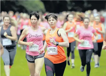  ?? Richard Swingler ?? > Determinat­ion is etched on the faces of runners at the Race For Life in Bute Park, Cardiff