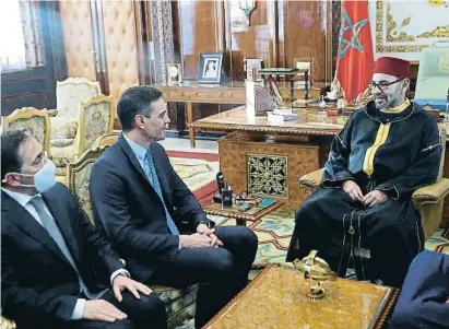  ?? MARISCAL / EFE ?? El president Sánchez i el ministre Albares amb el rei Mohamed VI durant la seva visita a Rabat