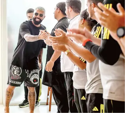  ?? MARCELO CORTES /CRF GABIGOL, atacante ?? O atacante Gabigol foi recebido com aplausos pelos funcionári­os do Flamengo em seu retorno ao Ninho do Urubu: pronto para jogar hoje