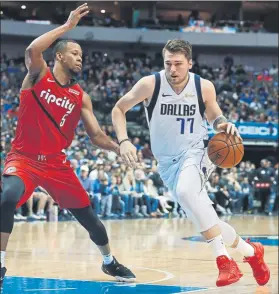  ?? FOTO: AP ?? Luka Doncic, alero de Dallas Mavericks, en el partido contra Portland