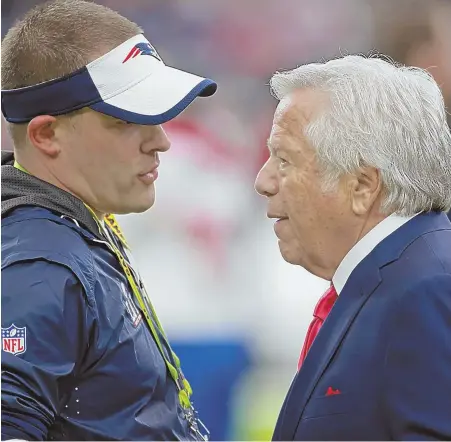  ?? STAFF PHOTO BY MATT STONE ?? STILL TOGETHER: Pats owner Robert Kraft was able to convince offensive coordinato­r Josh McDaniels to spurn the Colts and stay in Foxboro.