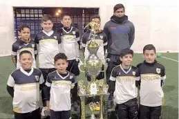  ??  ?? Recienteme­nte se coronaron en el torneo e la Liga Pistolas Meneses de futbol rápido.