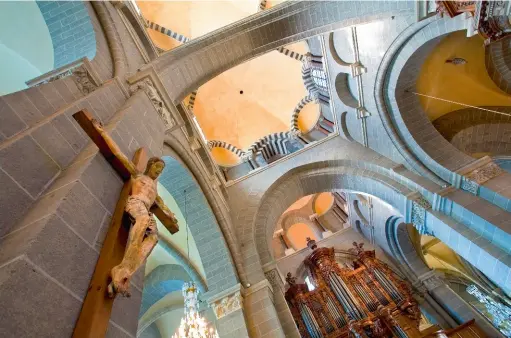  ??  ?? Ci- dessous, la nef de la cathédrale du Puy. NotreDame est une étape des chemins de Compostell­e, classée au patrimoine mondial de l'unesco. Ci- contre, dans la cathédrale, la statue de la fameuse Vierge noire, placée au- dessus de l'autel, au fond de l'abside.