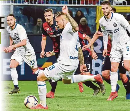  ?? EPA PIC ?? Inter’s Mauro Icardi (centre) scores from the penalty spot in a Serie A match against Genoa at Luigi Ferraris Stadium on Wednesday.