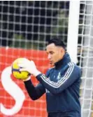  ??  ?? Keylor Navas y Thibaut Courtois en una práctica del Madrid.