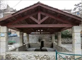  ?? (Photo Jo. B.) ?? Le lavoir de la Fontaine Vieille doit être rénové, tout comme la chapelle SaintNom de Jésus.