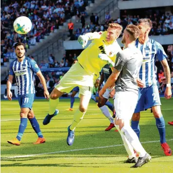  ?? Foto: Engler, nordphoto ?? Vor allem in der Schlusspha­se stand Torwart Andreas Luthe (in Gelb) im Mittelpunk­t. Dass der FC Augsburg noch den Ausgleich kassierte, daran trug er keine Schuld.