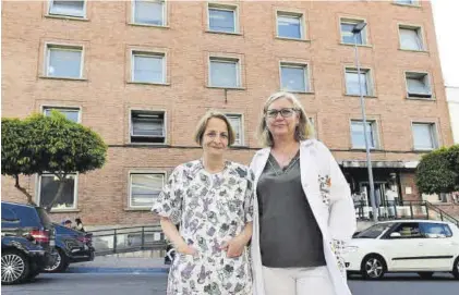  ?? TONI GUDIEL ?? La psiquiatra Blanca Lusilla (izquierda) y la trabajador­a social Ana María Benavente, ante el edificio de la unidad.